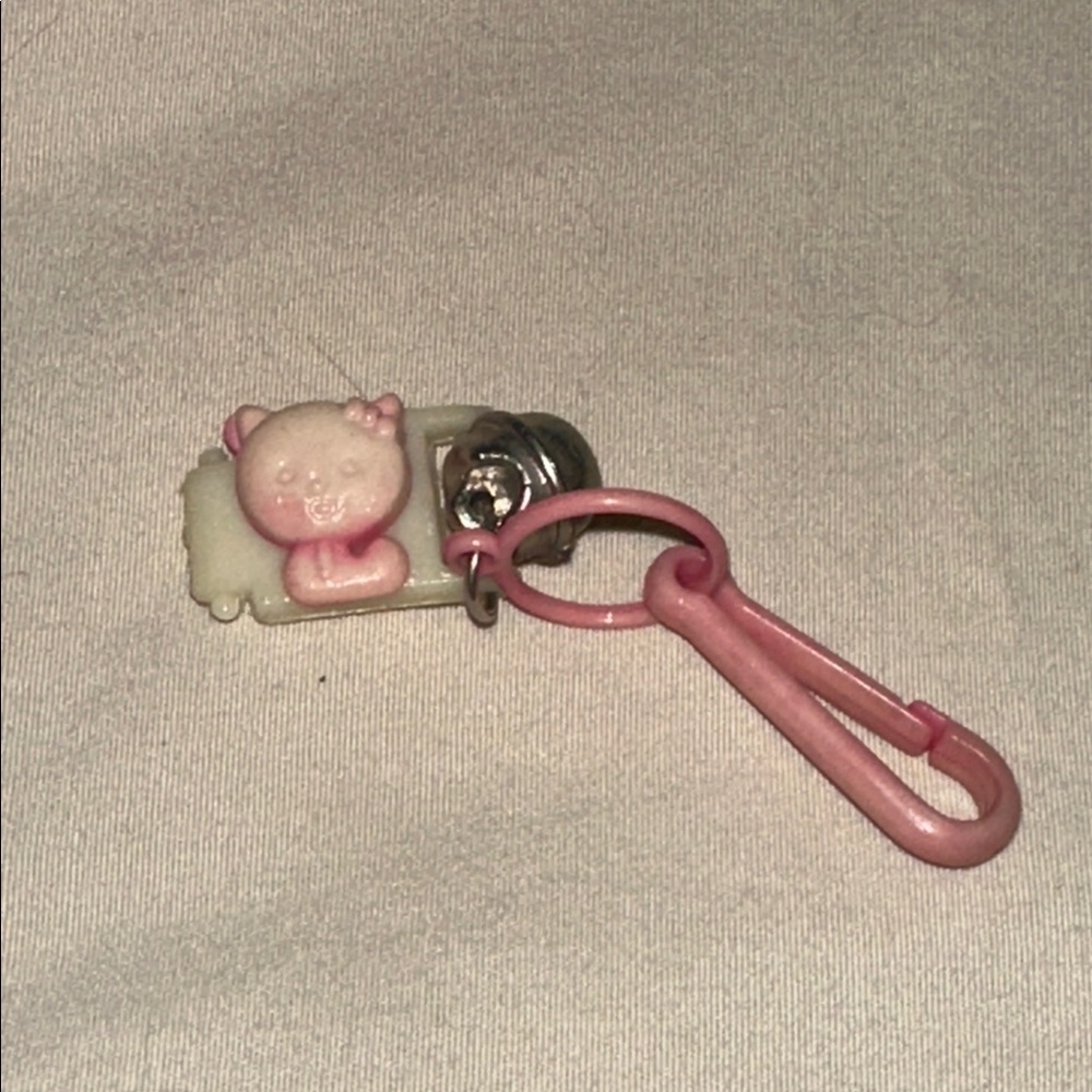 *Vintage* 80's Kitty Cat Plastic Clip Necklace Charm